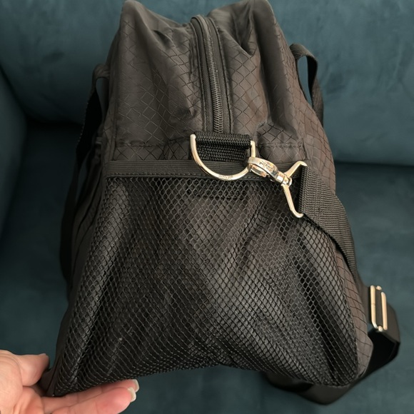 Thirty one retired All in tote duffle weekender, black, with shoulder strap NWOT - Picture 5 of 6